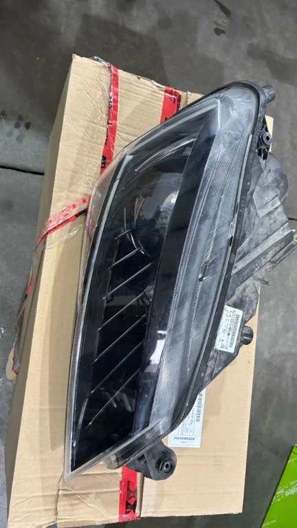 Far xenon dreapta skoda superb