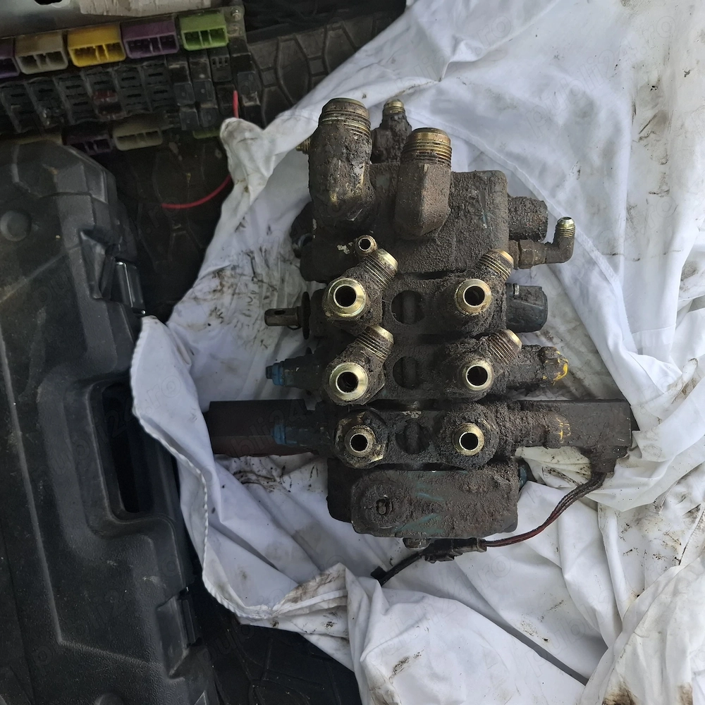 Distribuitor hidraulic complet față spate buldo Komatzu WB 93 97 R