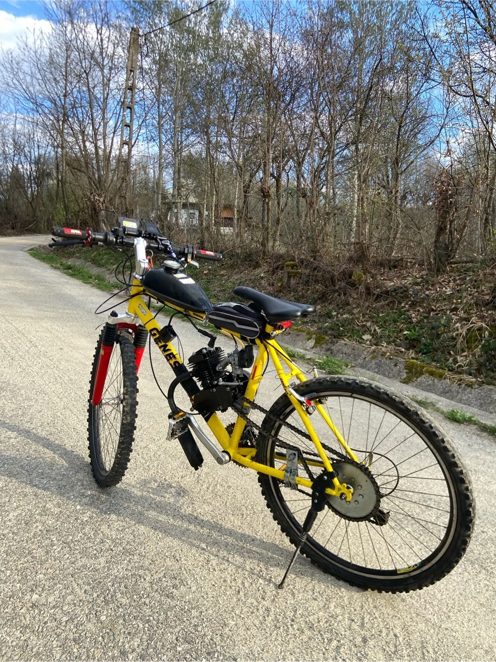 Vând bicicletă cu motor 80cm3