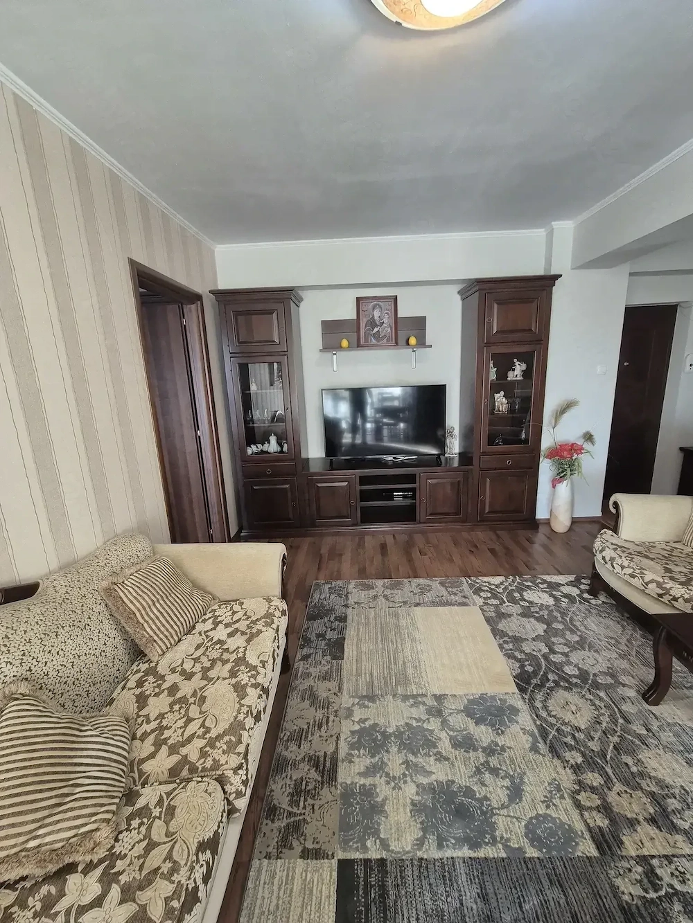 Dau in chirie apartament cu 2 camere, disponibil din 1 iunie.