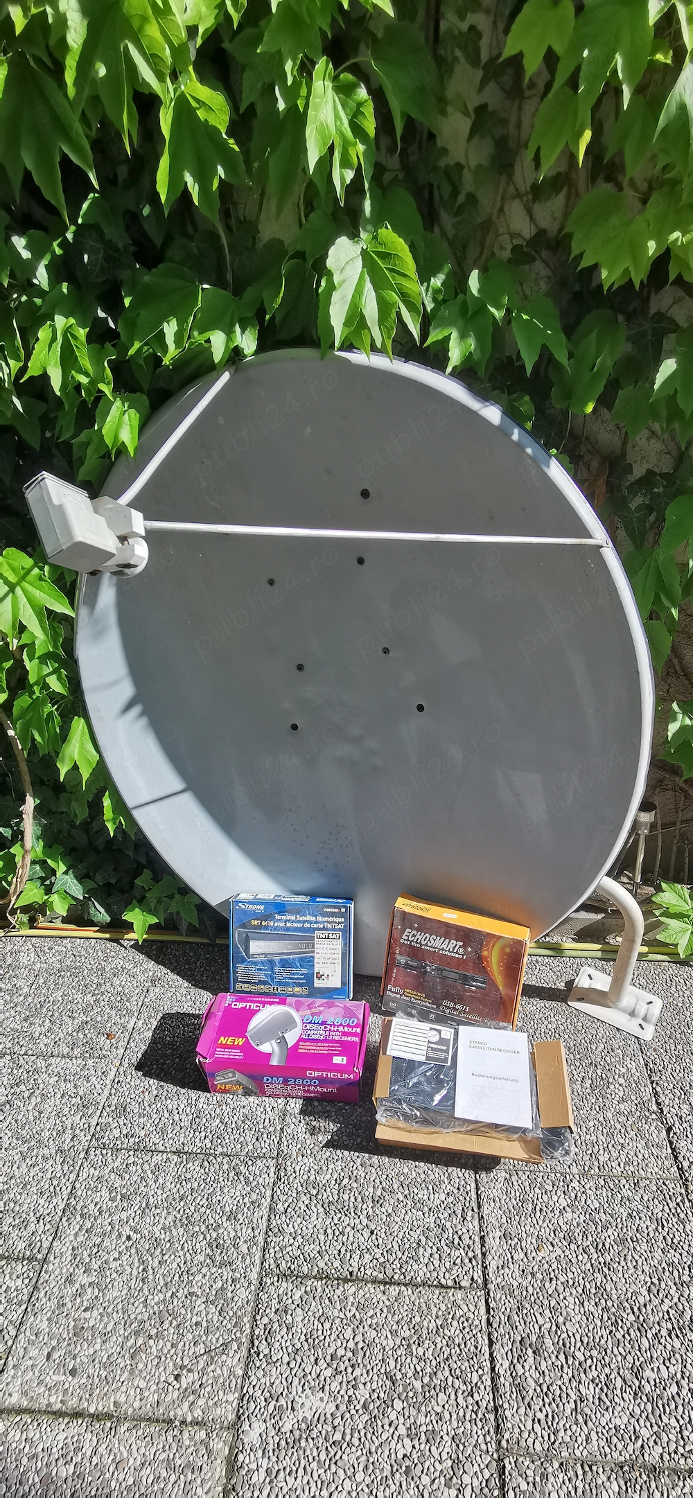 Antena satelit marime mare (1,60 1,75) completa cu multiple accesorii, in stare perfecta