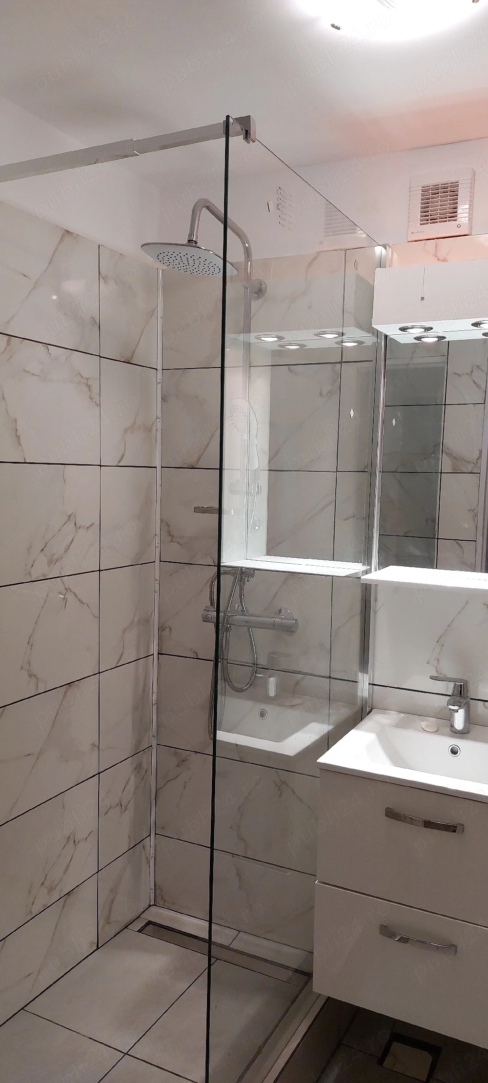 inchiriez apartament cu 3 camere 