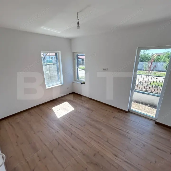 Casă duplex pe parter, 2 dormitoare, terasă 16 mp, Ianova