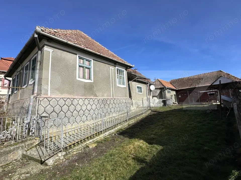 Casa la tara, 4000 mp teren, utilitati, acces A10, sat Dumbrava