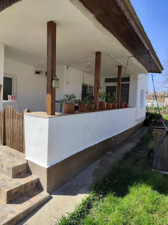 Casă renovată complet, 1800 mp teren, zonă liniștită în Cornița