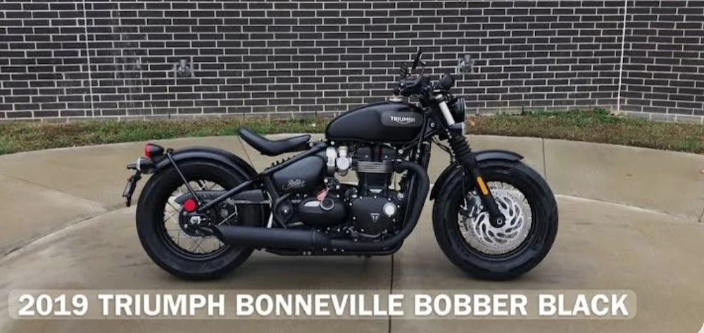 Triumph bobber black 