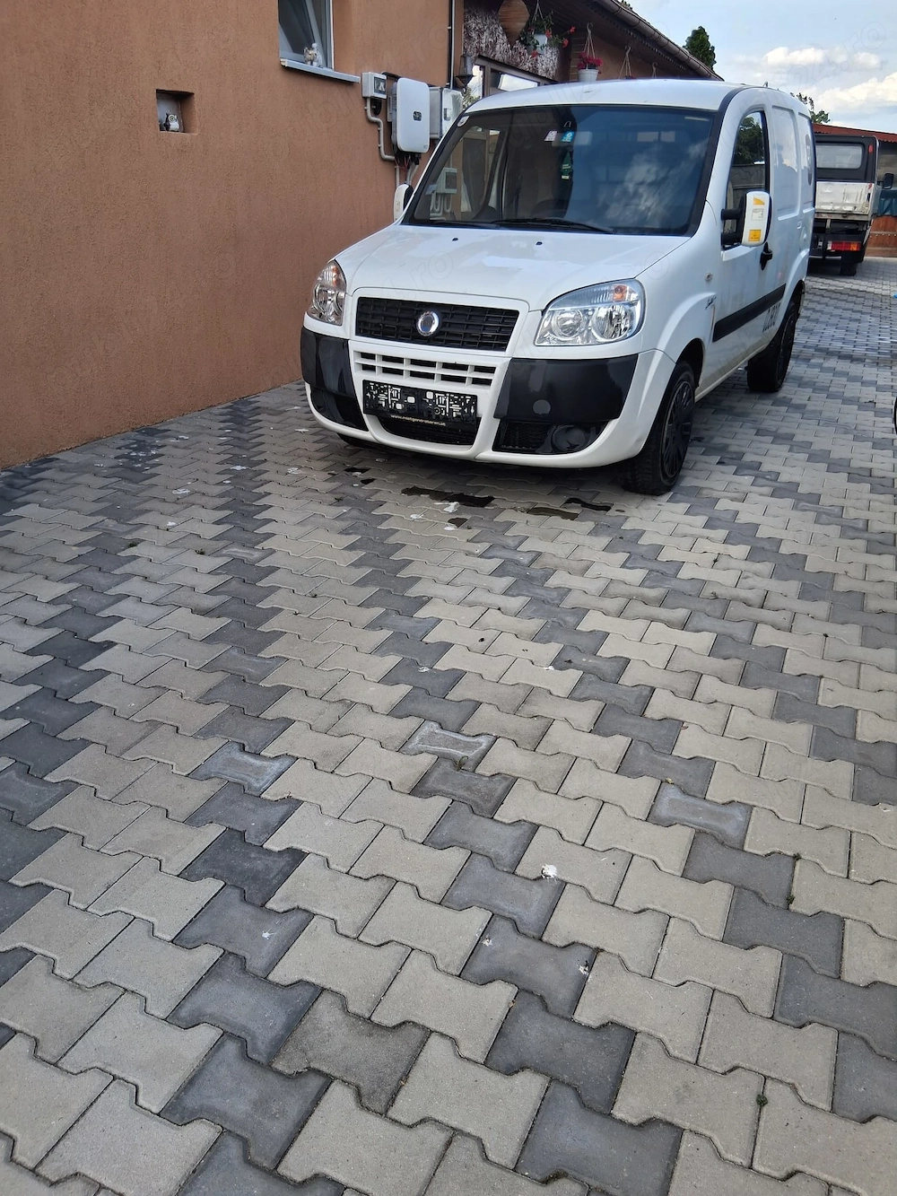 Vand fiat doblo cargo motor 2 litri jtd  clima central servo abs air bag geamuri electrice carlig