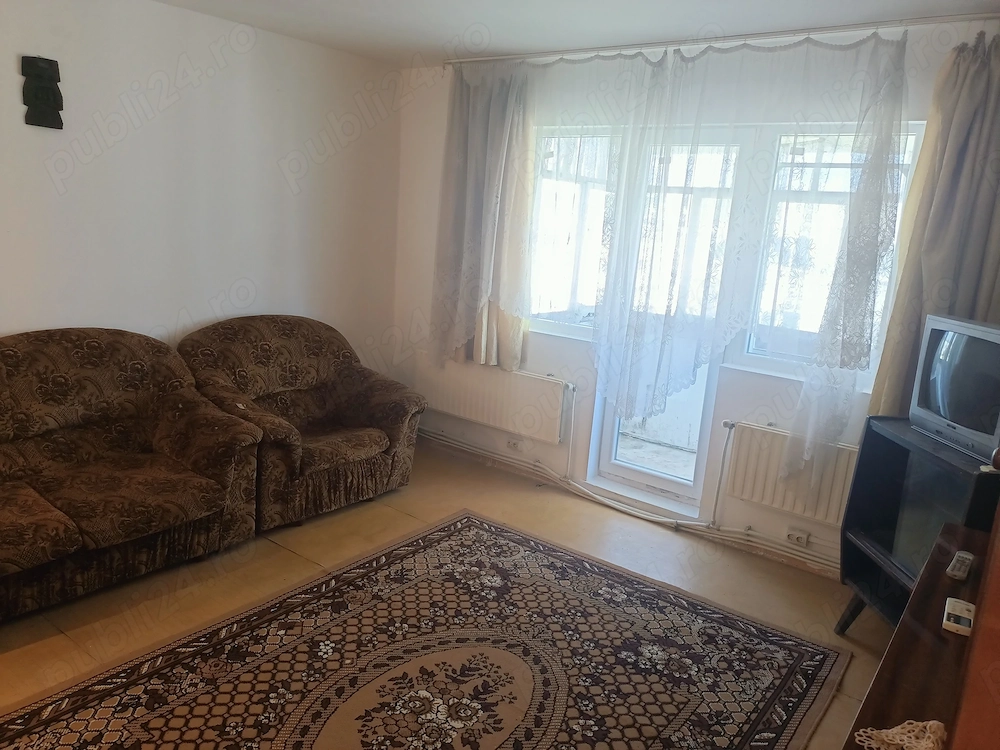 Închiriez apartament cu trei camere decomandat în Turda 