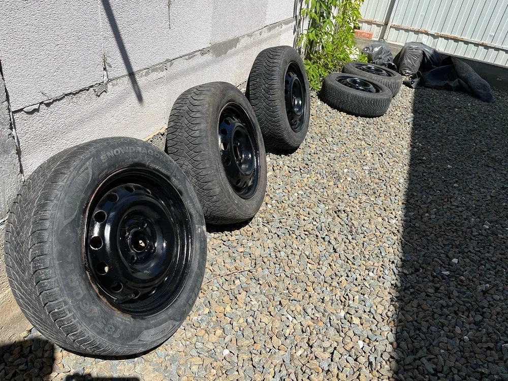 Vând set jante cu anvelope 185/60 R14 M+S All Season
