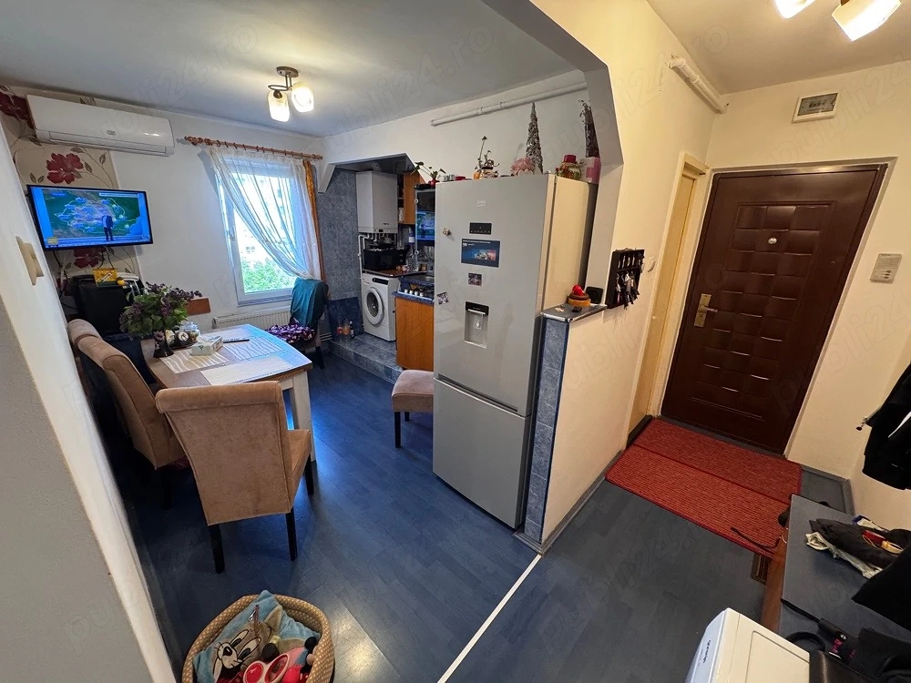 se vinde apartament cu 2 camere si garaj cu pivnita