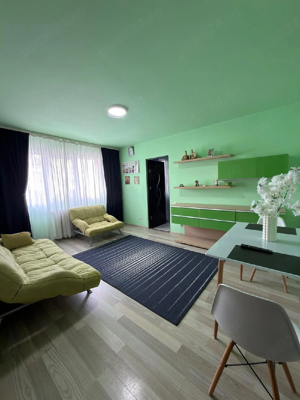 Închiriez apartament 