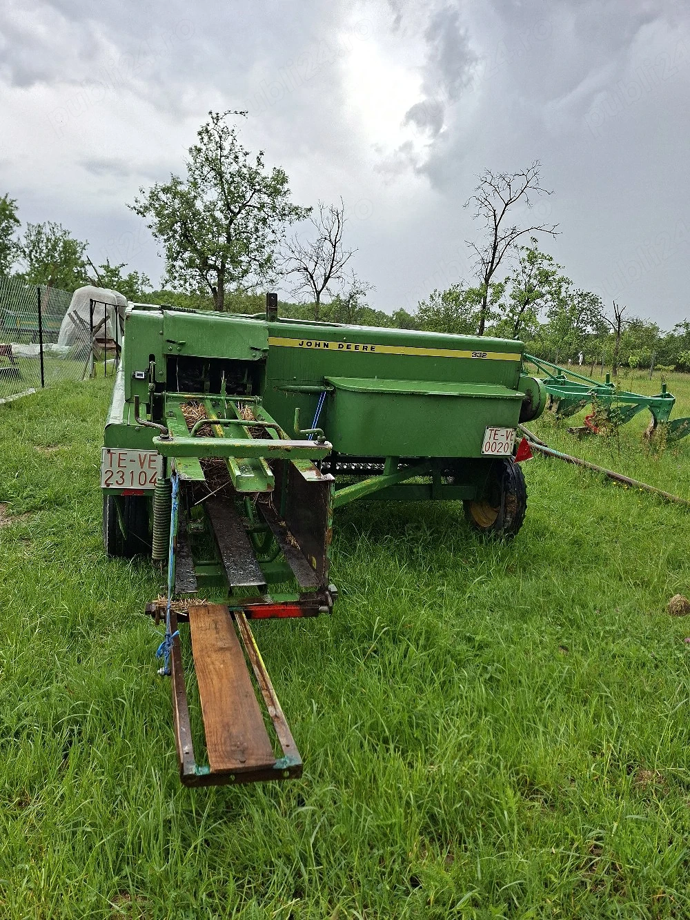 vand presă John Deere 332
