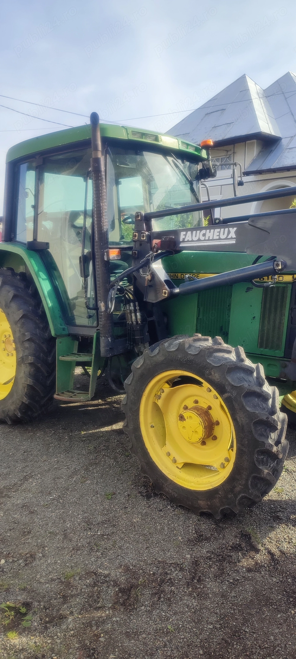 Tractor cu incarcator frontal.