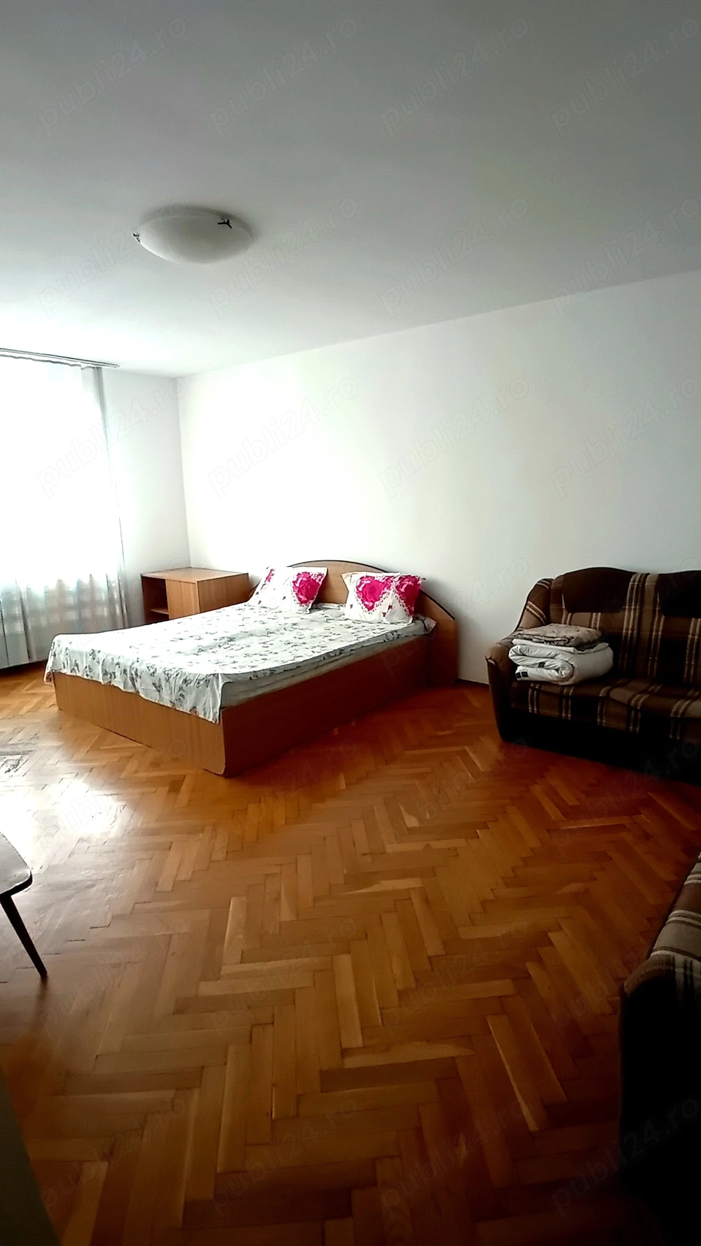 Inchiriez apartament 3 camere decomandat , mobilat -utilat (centrala termica  ,masina spalat ) in zo