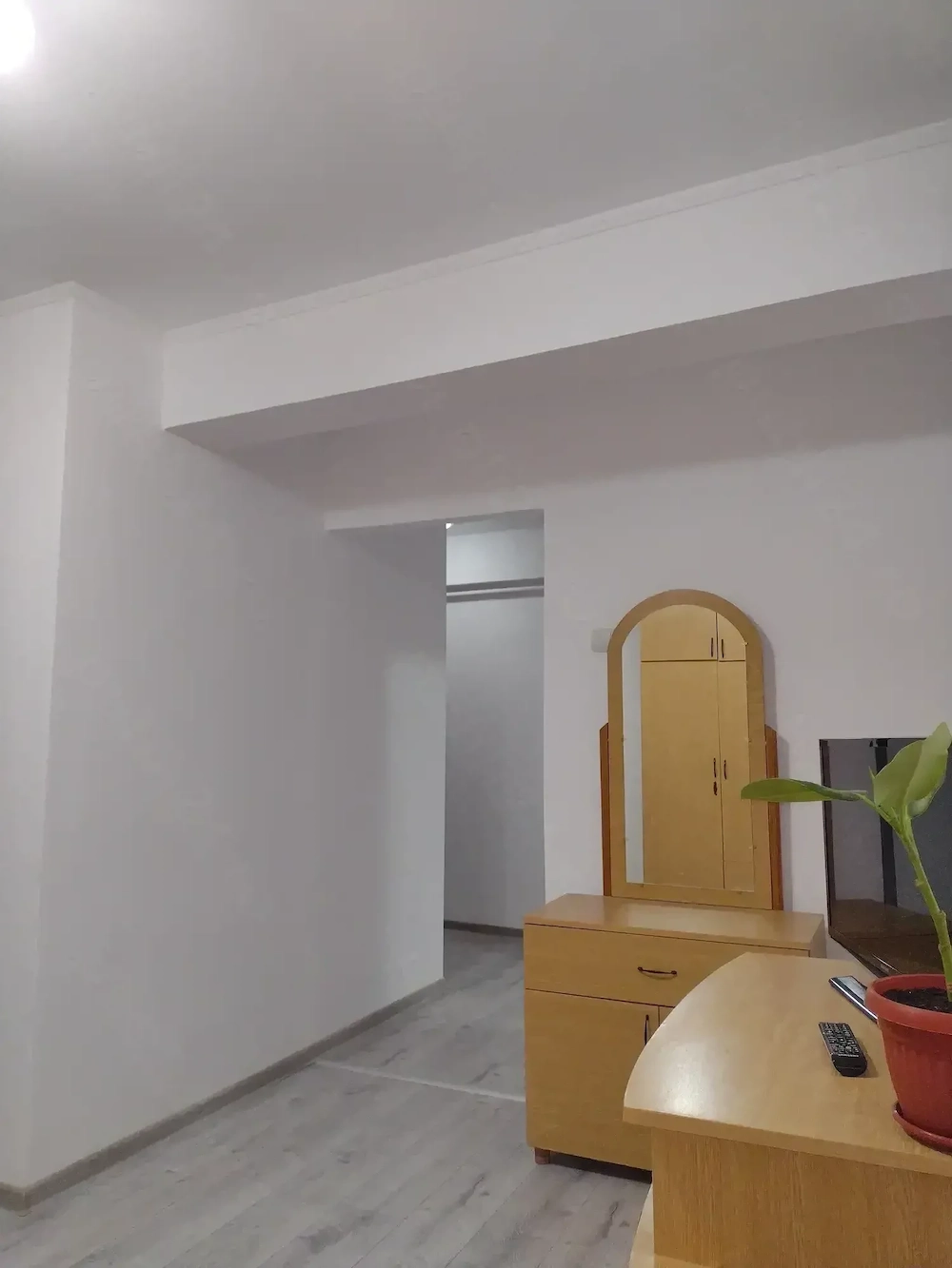 Închiriere garsoniera Exercitiu , decomandata , etaj 1 , centrala termica .
