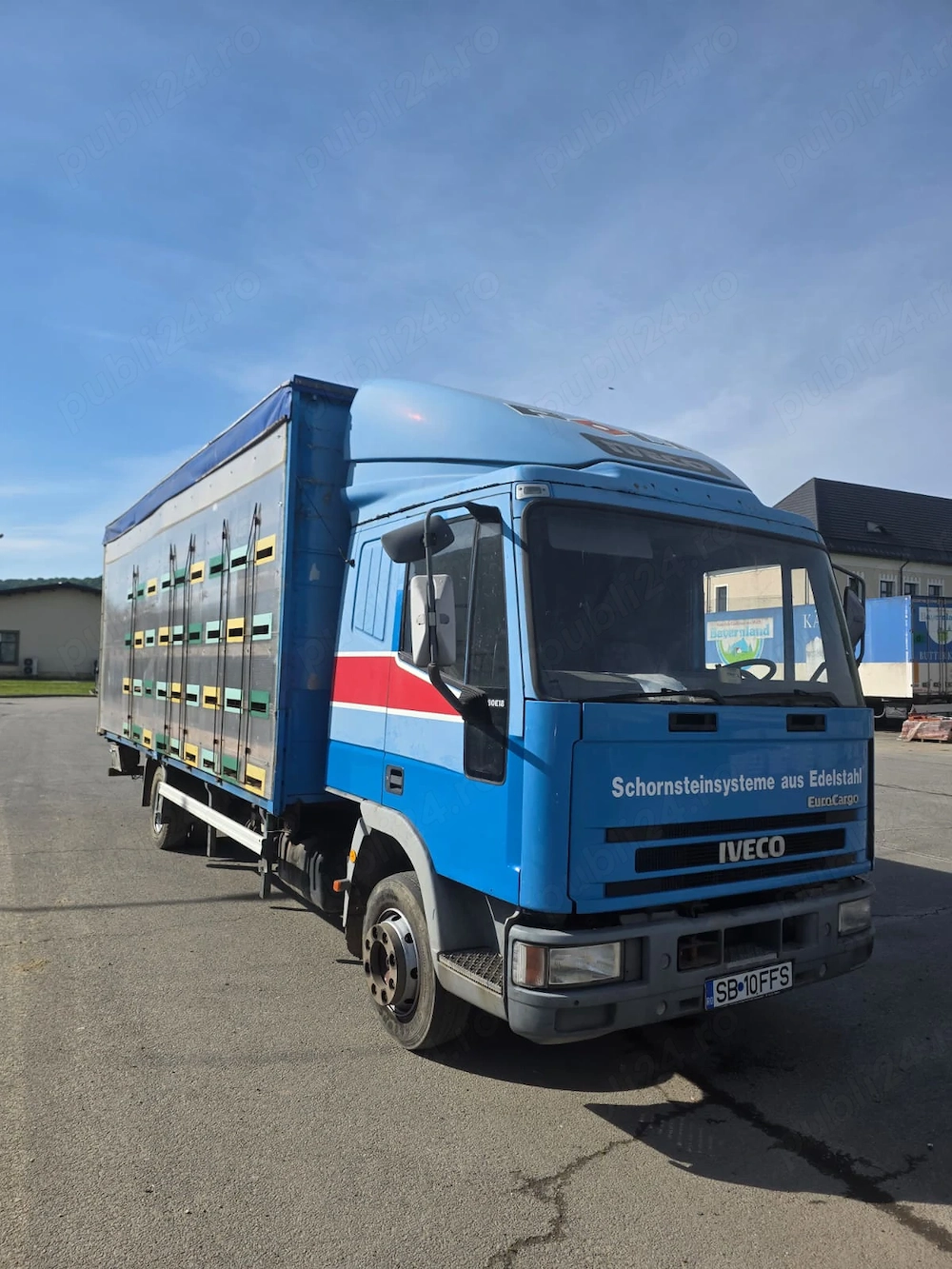 Vand camion apicol, ITP valabil 1 an, capacitate: 72 lazi orizontale, 19 rame