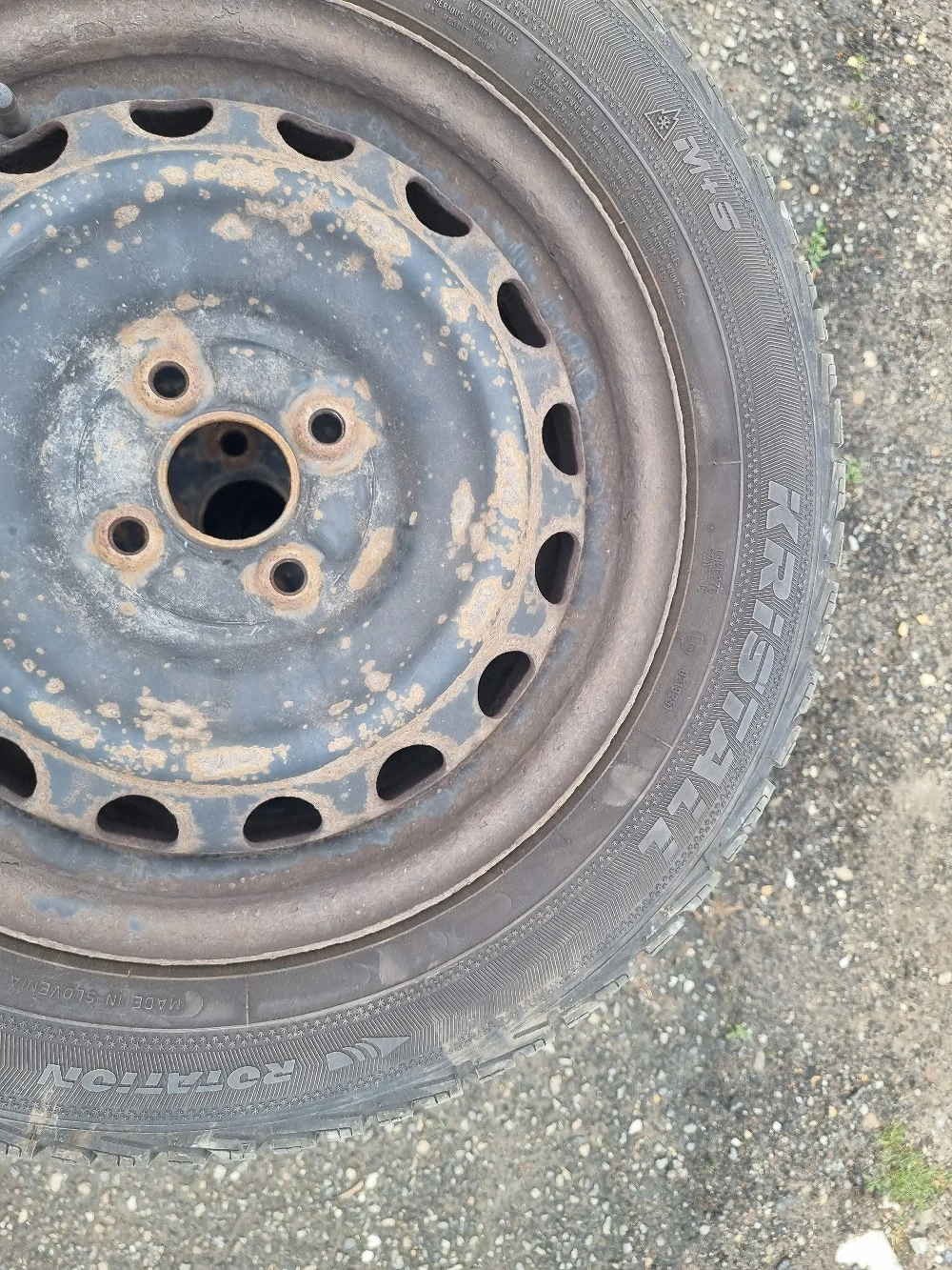 4 cauciucuri de iarna 175 65 15 cu jante de tabla 5x100 de Toyota yaris  aprope noi