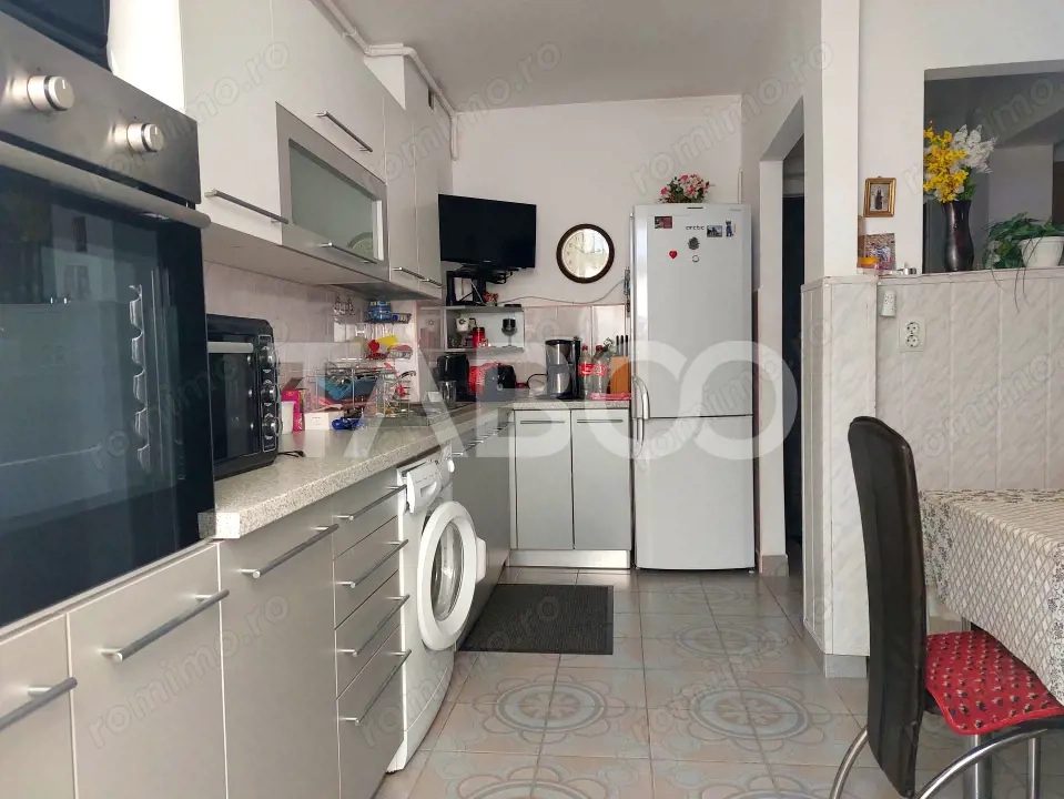 Apartament 55 mp 3 camere etaj 3 balcon pivnita Piata Noua Cisnadie
