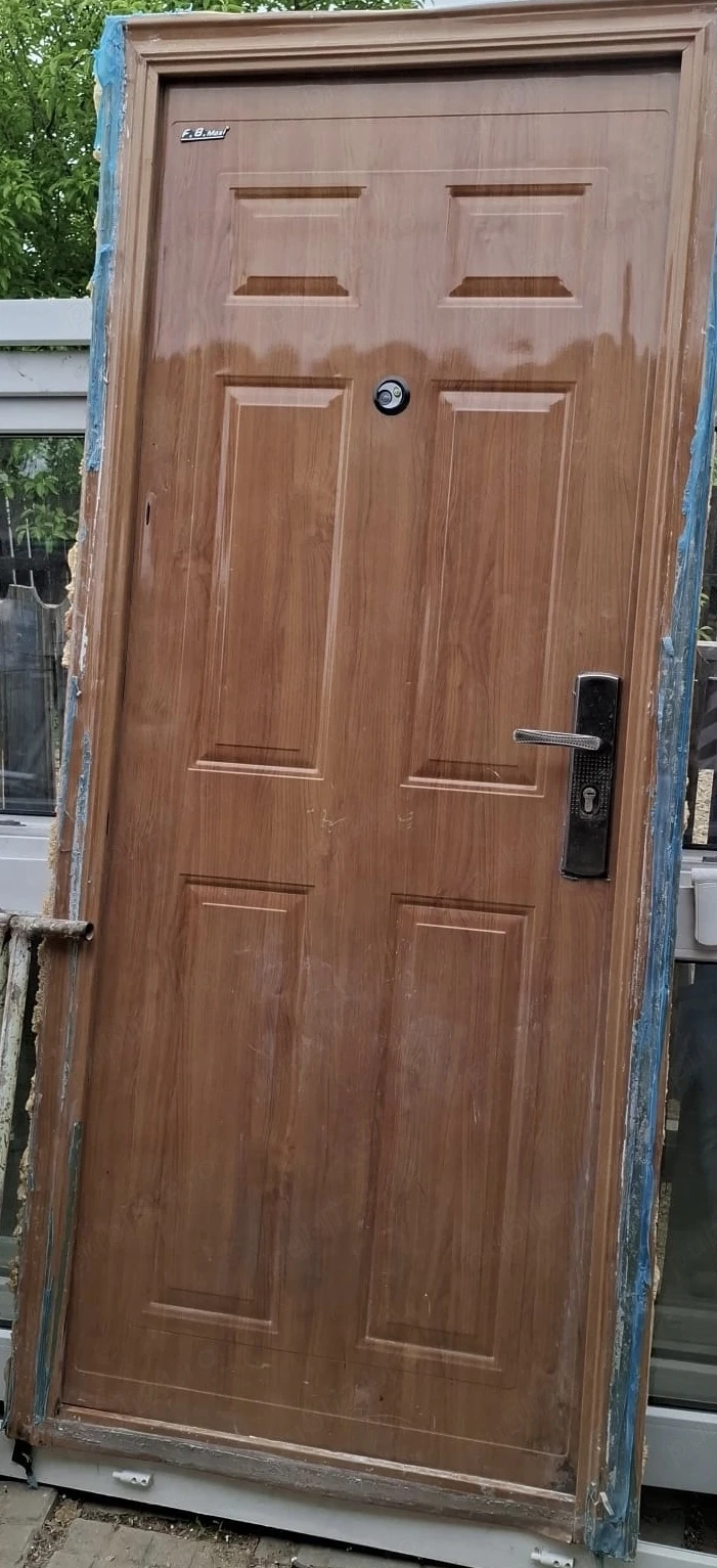 Ușă metalică 