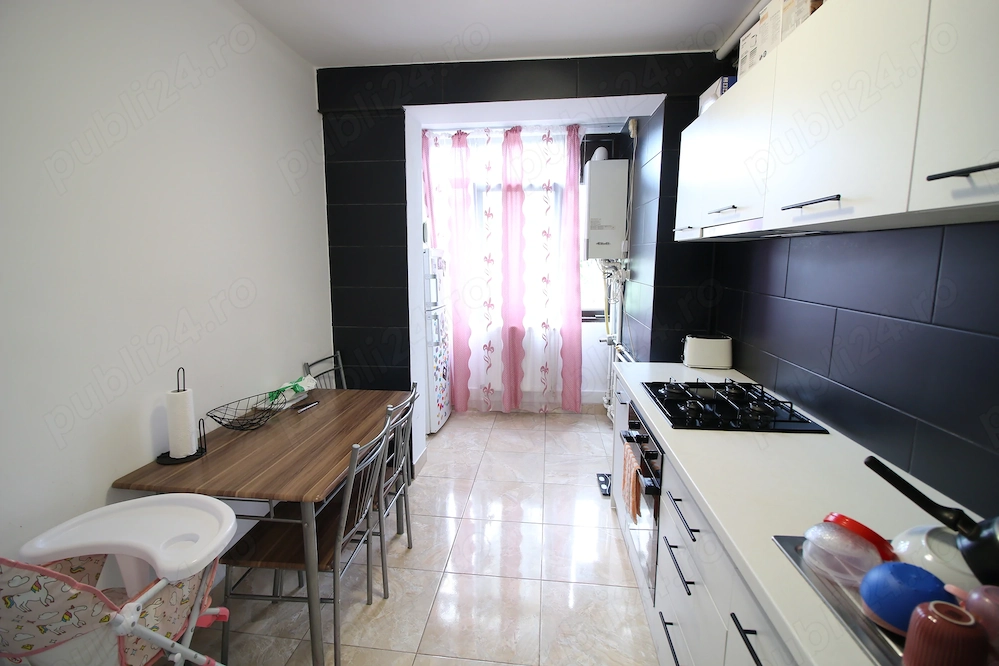Apartament 2 camere Micro 16, etajul 1, renovat, geam baie