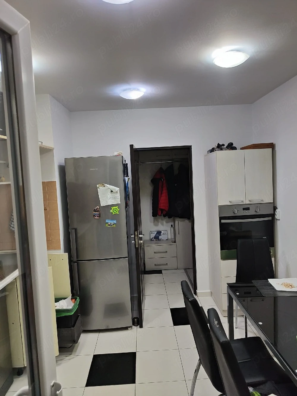 Proprietar vand apartament 2 camere decomandat zona Capitol. 