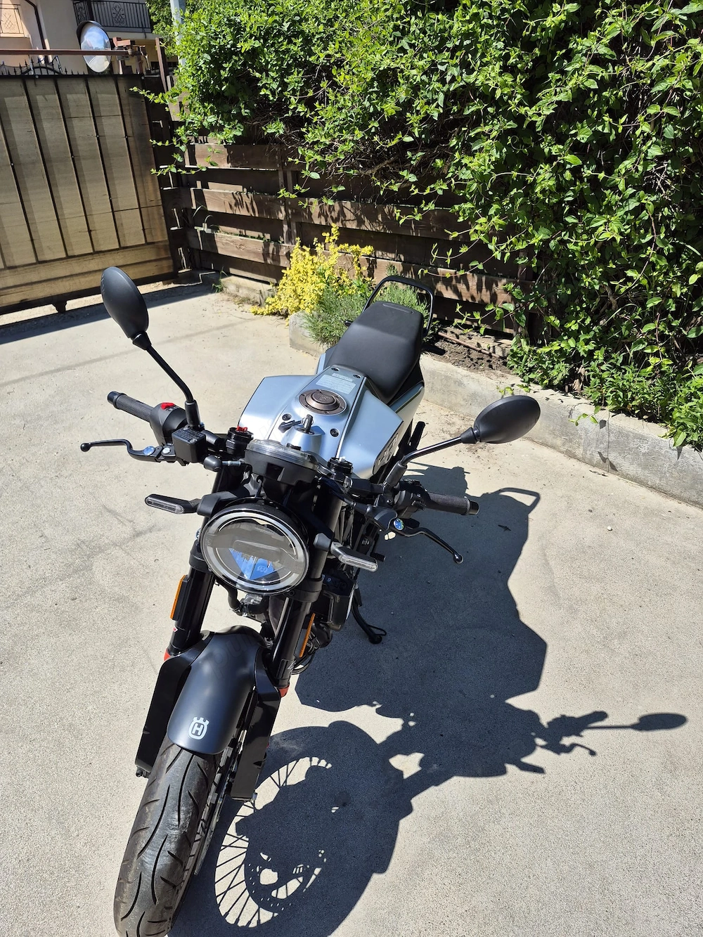 Husqvarna Vitpilen 401 an