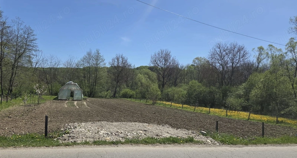 Teren de vanzare la intrare in satul Valsanesti