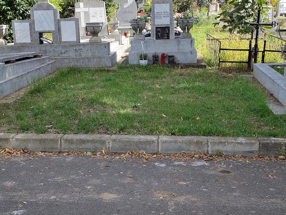 Vînd 2 locuri de veci alăturate in cimitirul Sfinții Apostoli Petru și Pavel din Iasi