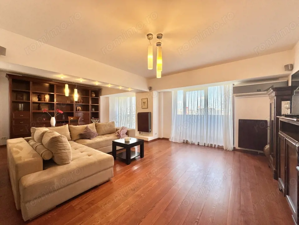 Apartament HUGE de 3 camere, 100mp totali, vedere libera catre Piata Unirii