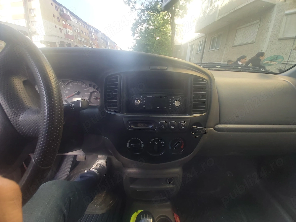 Vând mazda tribute 