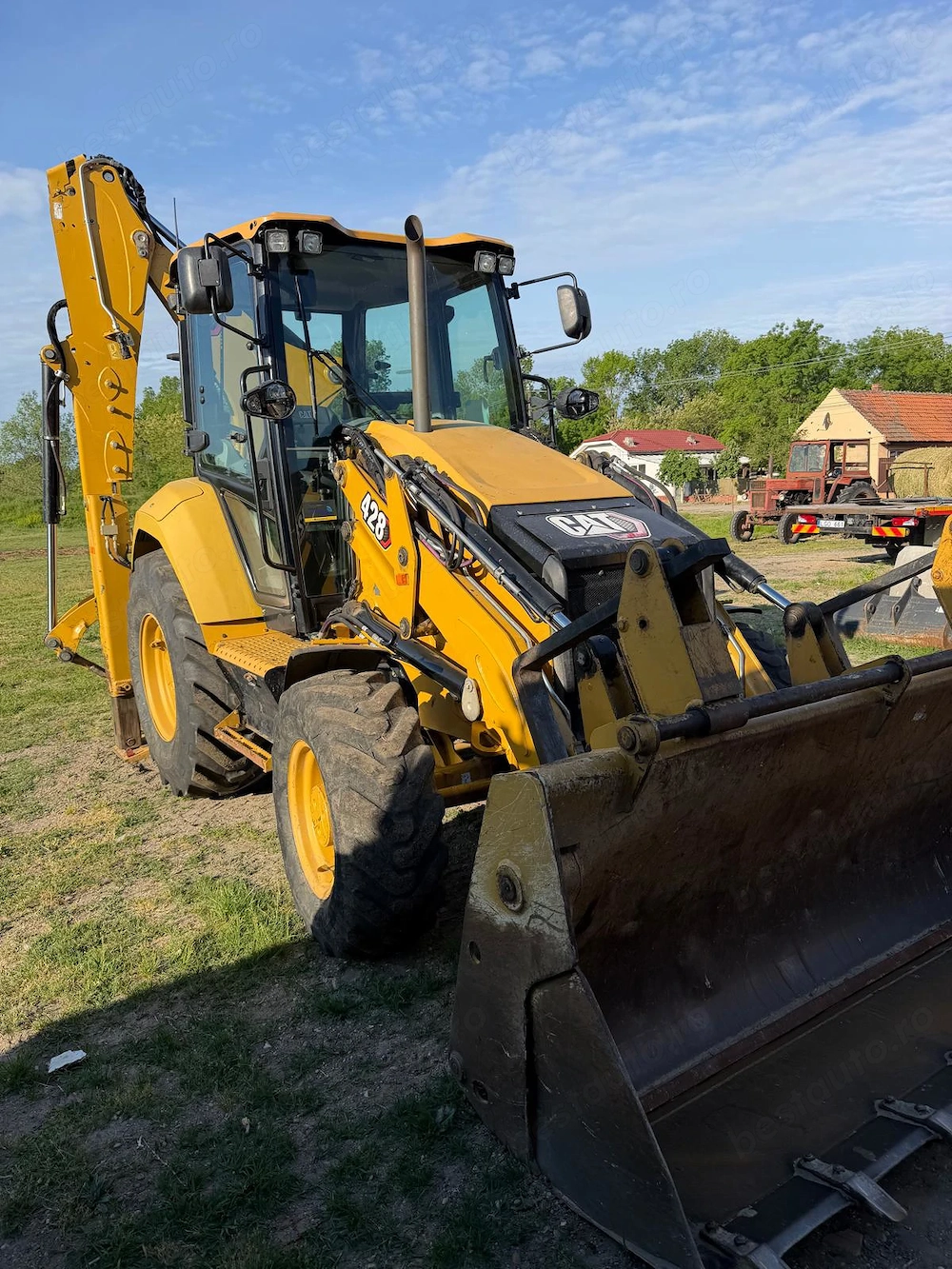 Vând buldoexcavator Caterpillar 428, achiziționat nou prin Bergerat Monnoyeur 