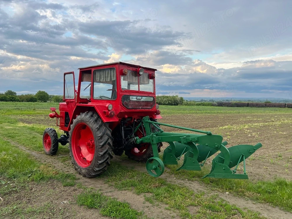 Tractor u651 cu plug