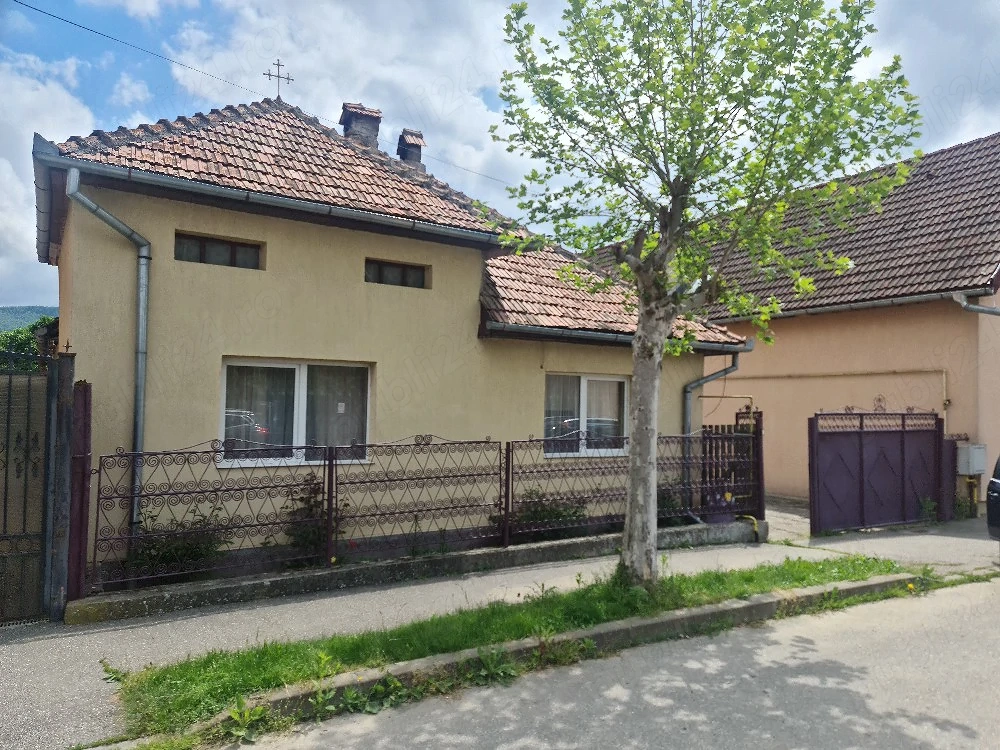 Proprietar vând casă cu teren 900 mp în Râșnov   zonă liniștită   ideal locuință, casă de vacanță sa