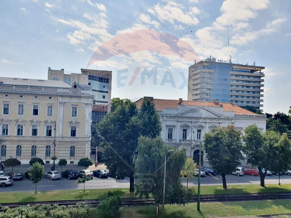 Apartament ultracentral 62 mp cu 2 ferestre spre bulevard