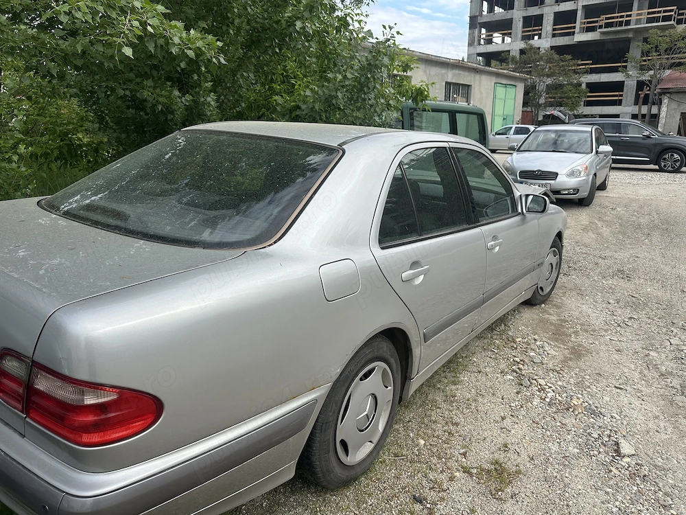 Vând pentru piese, motorul și cutia funcționează perfect 