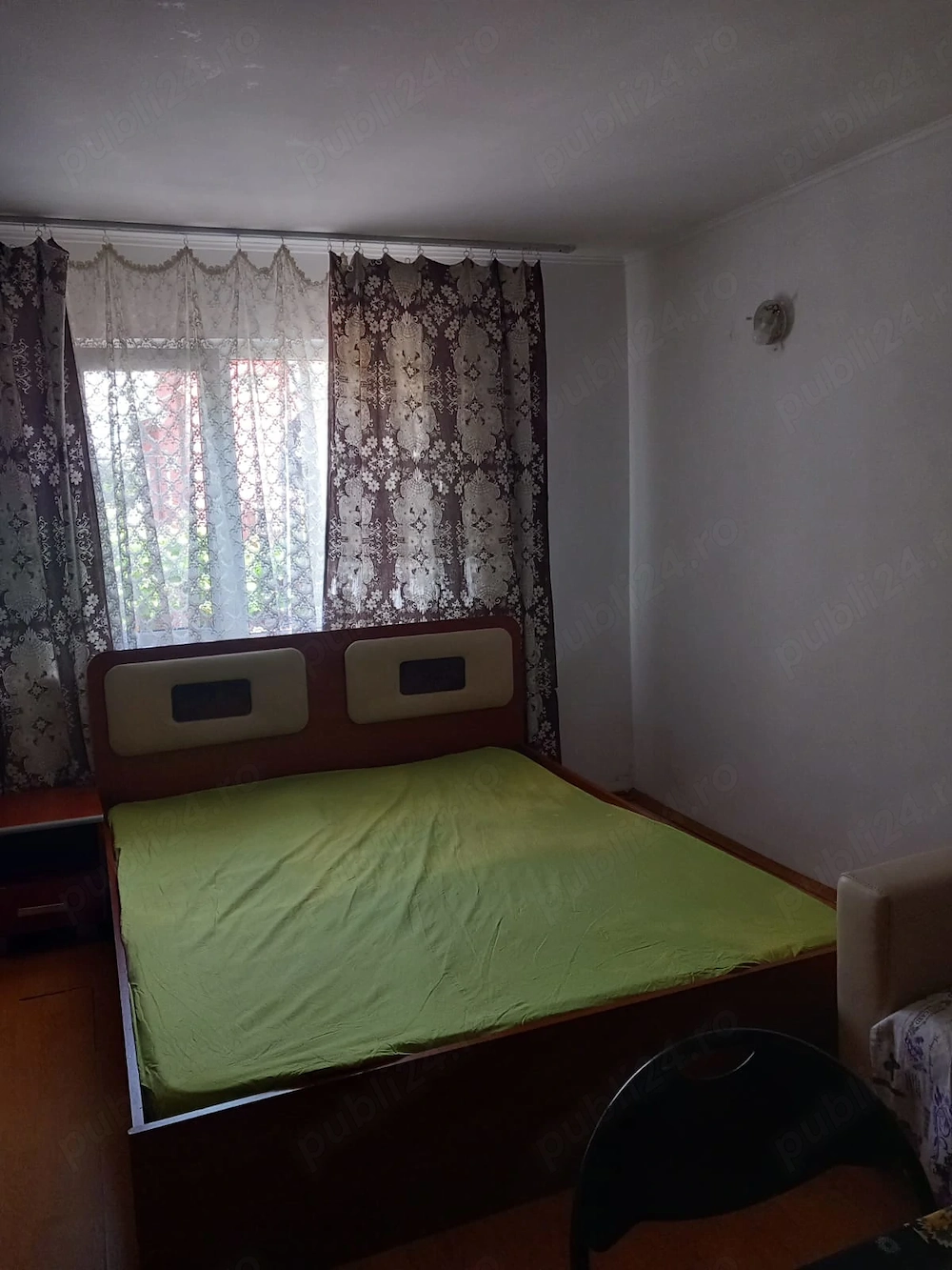 Închiriez camera curte 