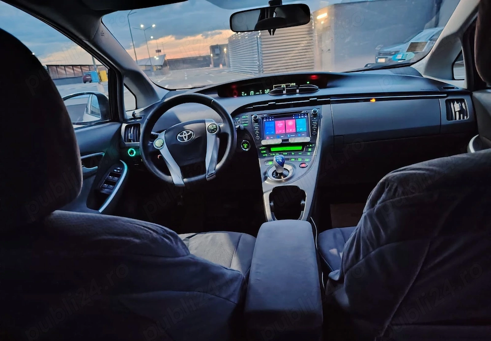 Vând Toyota prius 3 hybrid 