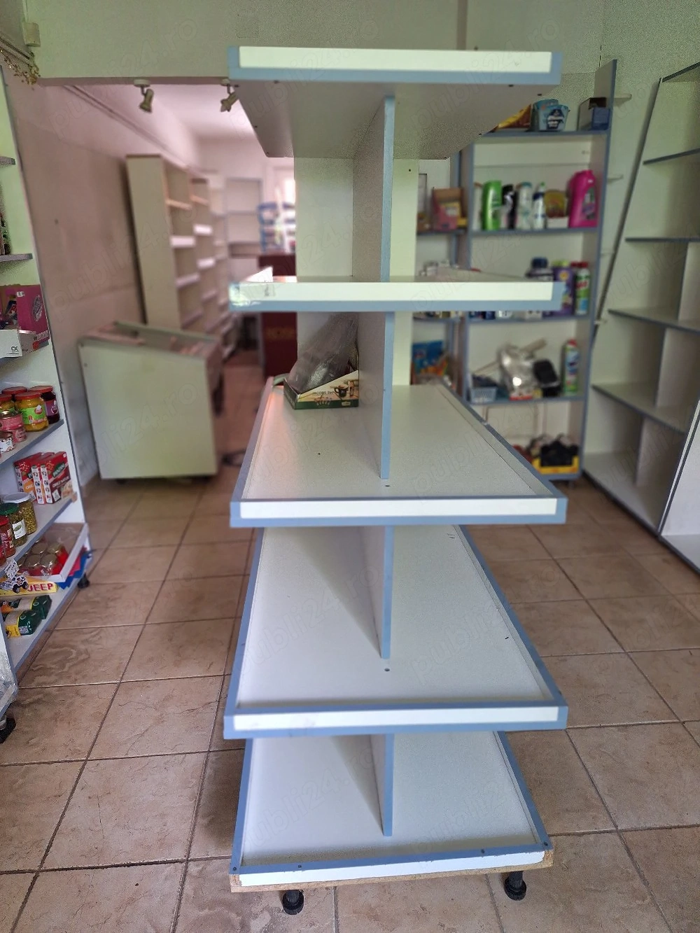 spațiu comercial de îchiriat și rafturi de vânzare