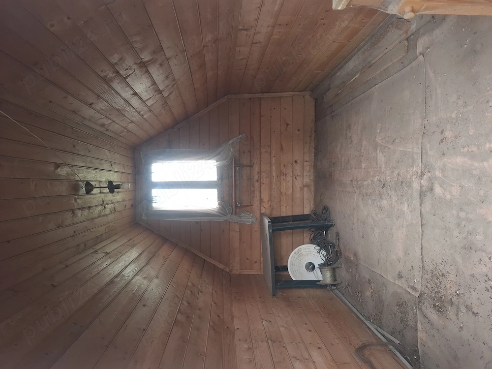 Vind cabană din lemn la exterior dublata la interior cu lambriu din lemn, acoperita cu țiglă .