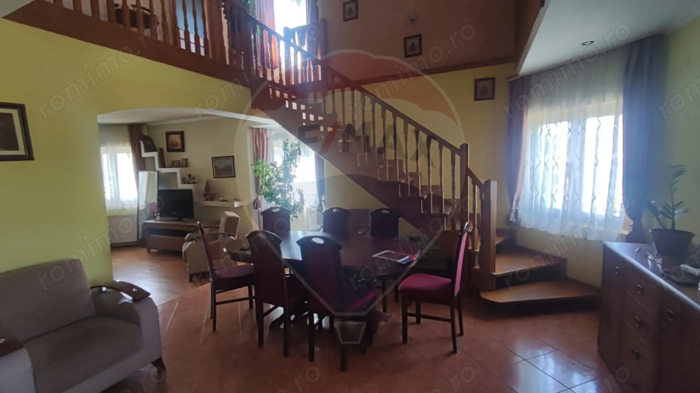 Casă cu 6 camere de vânzare, teren generos,  Osorhei