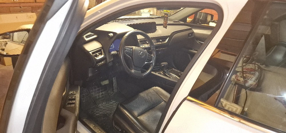 Vand Lexus UX250h Efour Luxury 59k km 2019