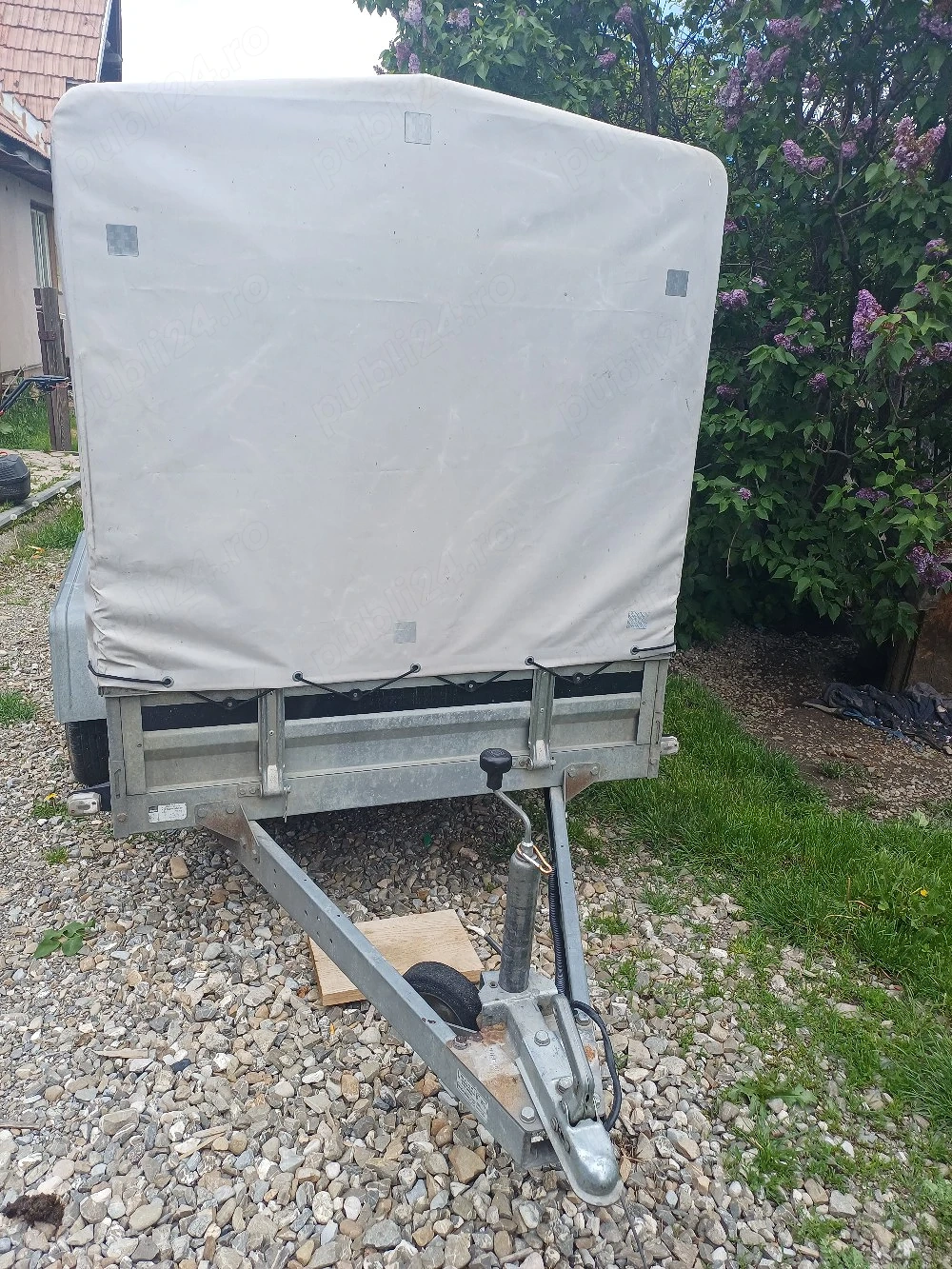 Remorca de 750kg cu două axe.