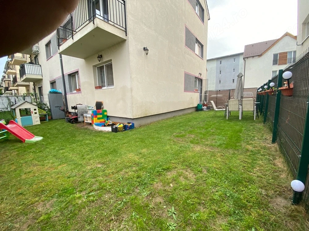 Proprietar Vand apartament 3 camere + curte proprie 