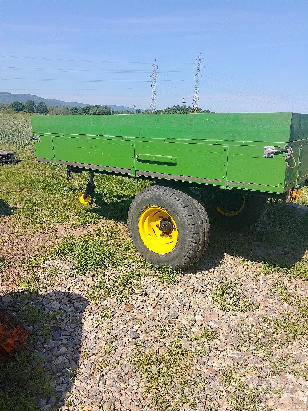 Remorcă agricolă pe o axă 