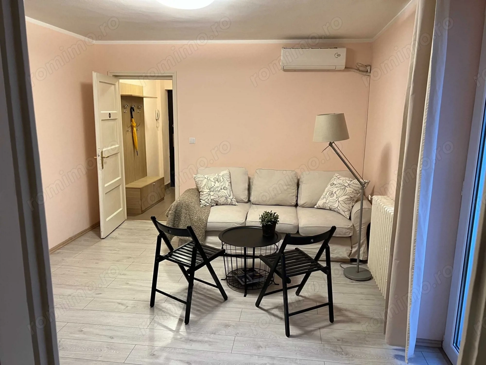 Apartament superb 2 camere, de închiriat, Piața Romană, balcon, vedere spre parc