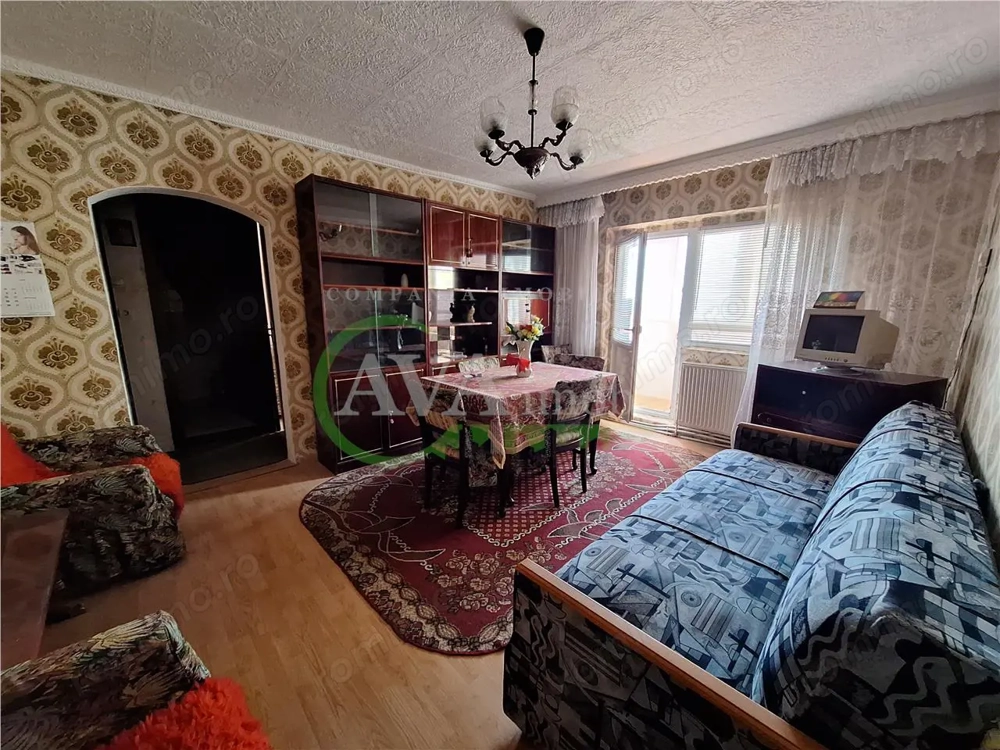 Apartament 3 camere semidecomandat | Etaj 3, zona Ura