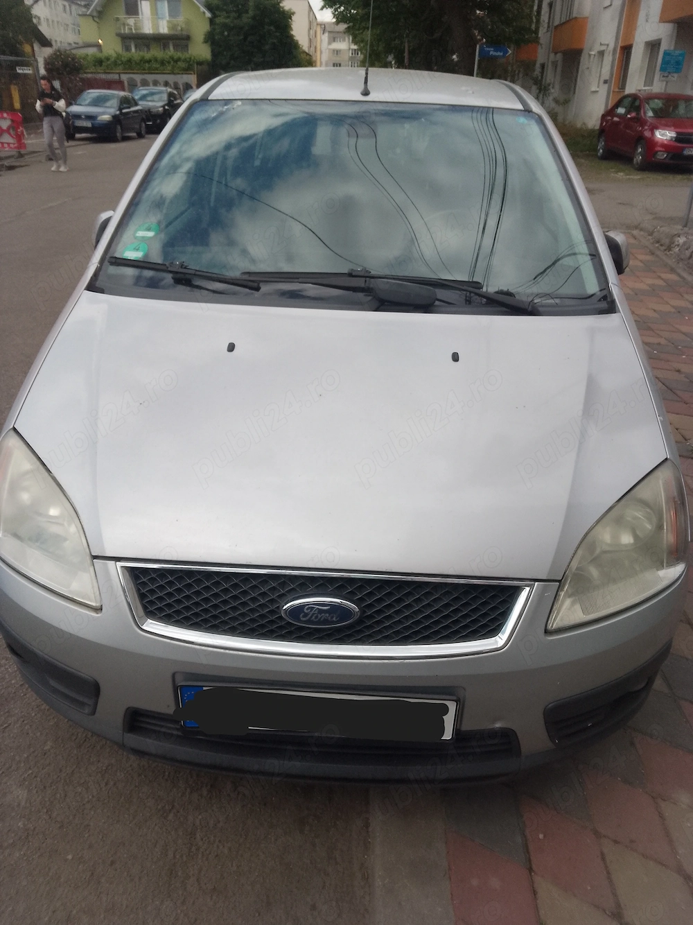 Vând Ford Focus C-MAX, an 2005, motor 1.8 benzină, 125 CP. O mașină spațioasă, ideală pentru familie
