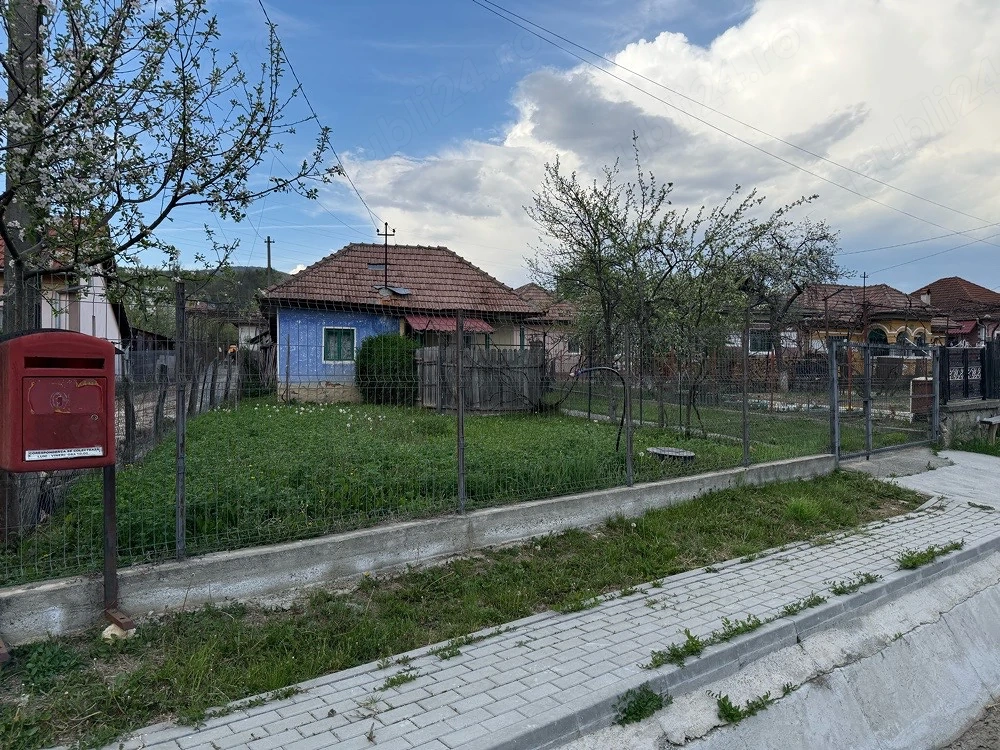 Casă bătrânească + teren