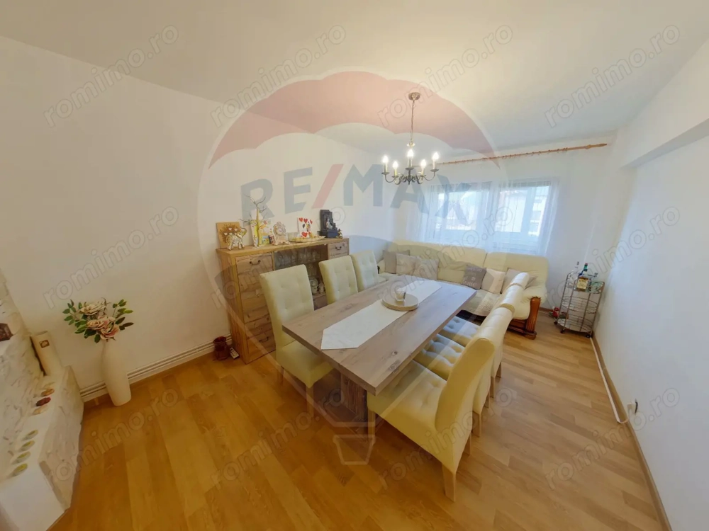 Apartament cu 4 camere de vânzare, Piața 1 Decembrie 1918