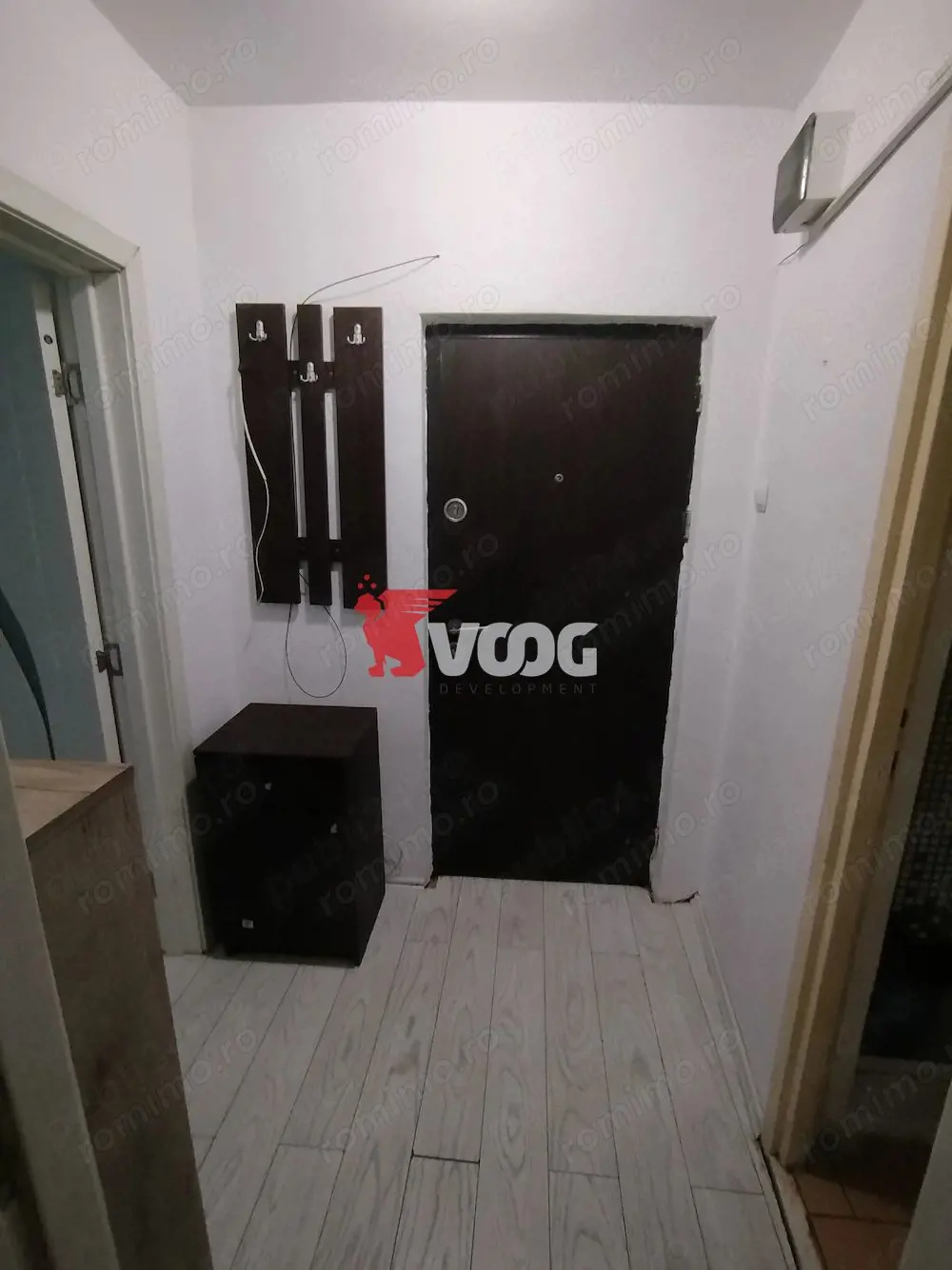 Vând apartament decomandat cu o camera Calea Buziasului